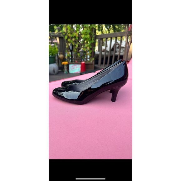 Life Stride black patent leather Lamb of God, size 6M pumps PARIGI pump $69.99 ( - Picture 1 of 8